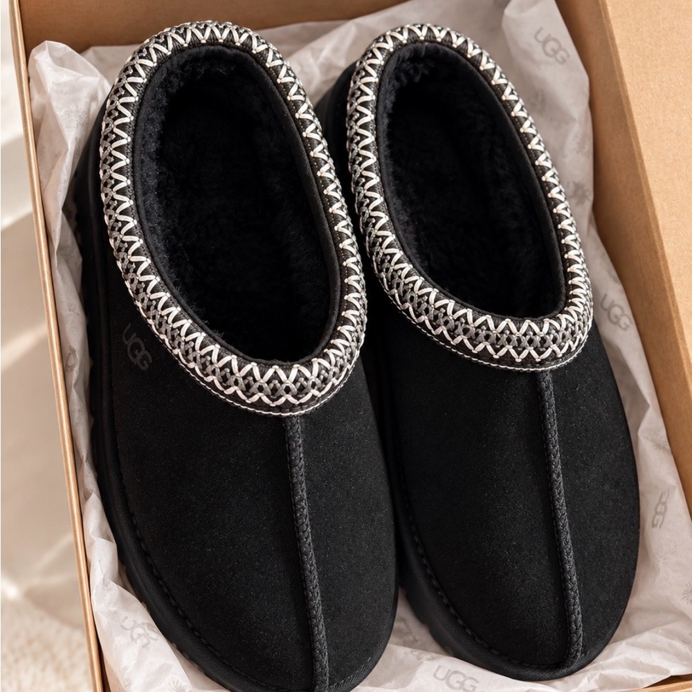 UGG Women's Black Suede Cozy Slip-On Slippers with Whipstitch Trim